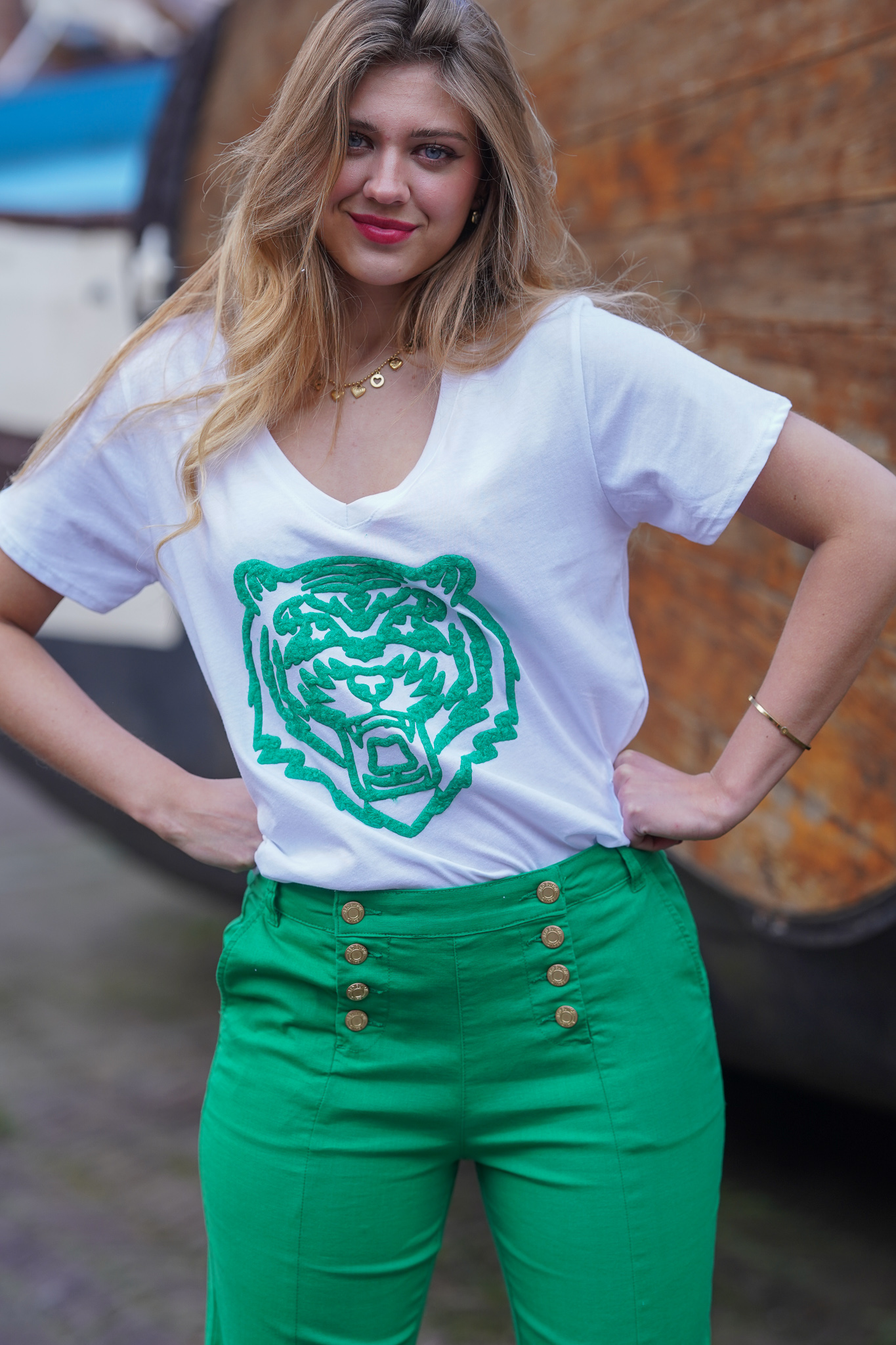 Rechthoek komen lint V-hals t-shirt met grote flockprint tijger kop - wit/groen - Muts Fashion