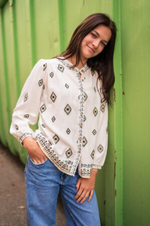 blouse-linnen-zand-ecru-met-bruin-zwart-borduurtjes-allover-ronde-hals-doorknoop-muts-fashion-groningen