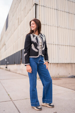 kort-jasje-zwart-blazertje-met-ecru-borduur-blazer-open-zwart-ecru-kort-muts-fashion-groningen