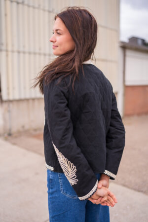 kort-jasje-zwart-doorgestikt-met-ecru-borduur-blazer-open-zwart-ecru-kort-muts-fashion-groningen