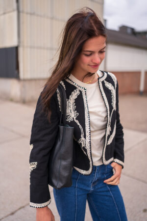 kort-jasje-zwart-met-ecru-borduur-mouwen-en-voorzijde-blazer-open-zwart-ecru-kort-muts-fashion-groningen