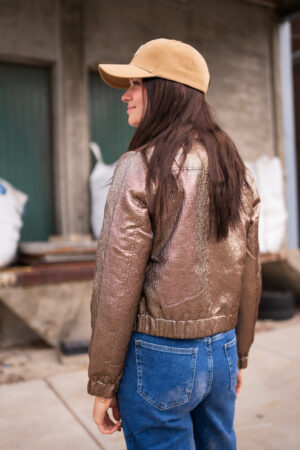 red-button-bomberjack-metallic-coppergold-kort-bomber-jasje-koper-goud-kraagje-rits-muts-fashion-groningen