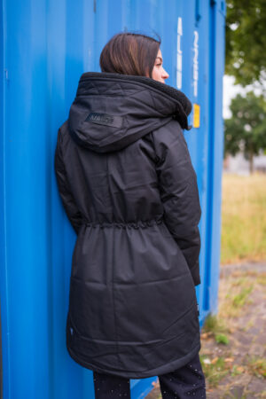 semie2-khujo-winter-jas-capuchon-met-borg-randje-khujo-getaillerd-zwart-lang-model-muts-fashion-groningen