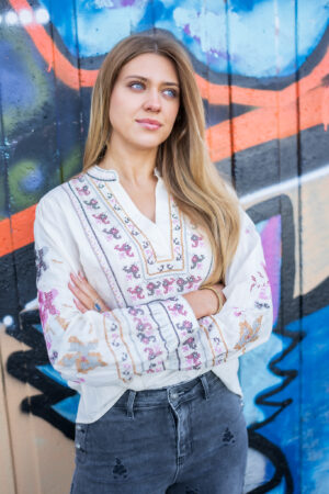 blouse-met-kruissteekjes-dessin-borduur-kruissteek-bloemen-patronen-ecru-blouse-rose-geel-stiksel-v-hals-muts-fashion-groningen