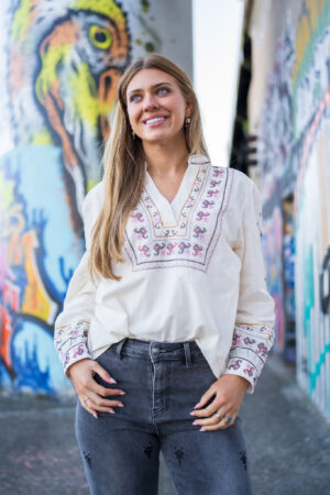 blouse-met-kruissteekjes-dessin-borduur-kruissteek-bloemen-patronen-ecru-blouse-v-hals-muts-fashion-groningen