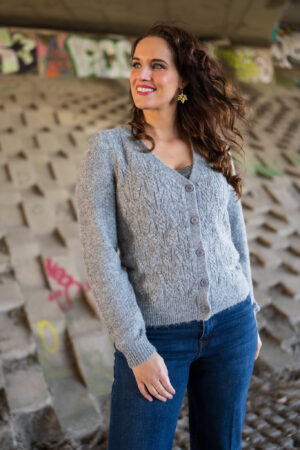 cardigan-ajour-grey-melange-red-button-grijs-vest-ajour-breisel-knoopjes-grijs-melee-muts-fashion-groningen