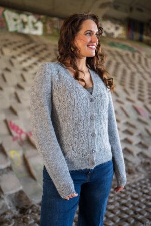 cardigan-vest-ajour-grey-melange-red-button-grijs-vest-ajour-breisel-knoopjes-grijs-melee-muts-fashion-groningen