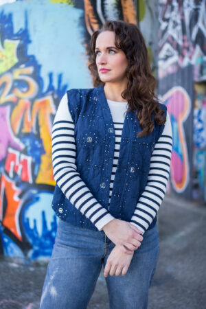 doorgestikt-navy-blauw-gilet-navy-blauw-met-glitters-pailletten-vestje-mouwloos-gilet-blauw-muts-fashion-groningen