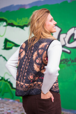 gilet-zwart-bruin-camel-bloemen-print-strikjes-gewatteerd-vestje-doorgestikt-gilet-muts-fashion-groningen