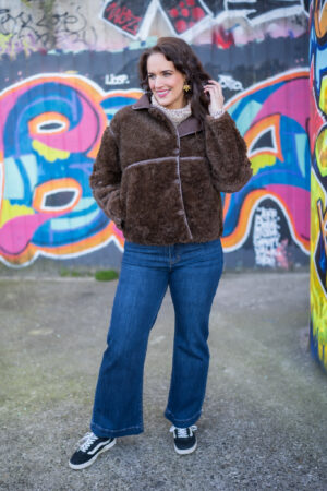 onado-flared-wijd-kort-model-met-riem-dark-stone-denim-stretch-wijd-jeans-onado-muts-fashion-groningen