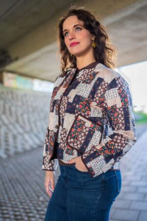 patchwork-dessin-jasje-kort-multicolor-bruin-blauw-dessin-gewatteerd-doorgestikt-jasje-zakjes-knoopsluiting-muts-fashion-groningen