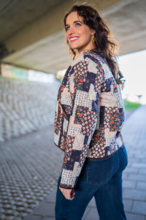 patchwork-jasje-jack-kort-multicolor-bruin-blauw-dessin-gewatteerd-doorgestikt-jasje-zakjes-knoopsluiting-muts-fashion-groningen