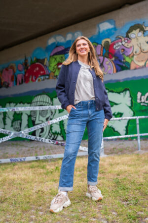 red-button-jeans-jana-denim-dark-stone-used-jeans-met-zakken-voor-recht-model-straight-fit-stretch-jeans-red-button-muts-fashion-groningen