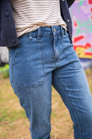 red-button-jeans-jana-denim-dark-stone-used-jeans-spijker-broek-met-zakken-voor-recht-model-straight-fit-stretch-jeans-red-button-muts-fashion-groningen