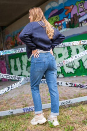 red-button-jeans-jana-denim-dark-stone-used-jeans-stretch-met zakken-voor-recht-model-straight-fit-stretch-jeans-red-button-muts-fashion-groningen