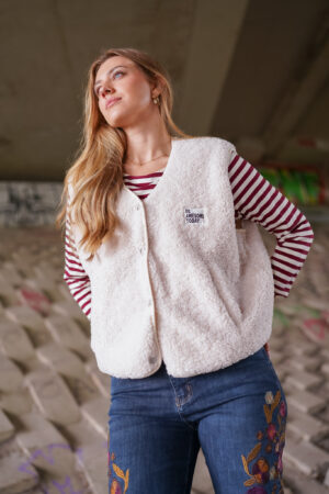 teddy-gilet-vest-mouwloos-wijd-zakjes-borg-gilet-ecru-drukknopen-be-awesome-today-muts-fashion-groningen