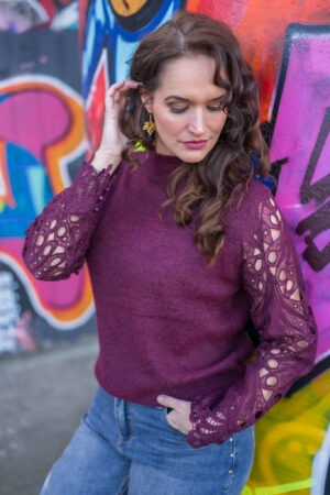 trui-met-turtle-hals-kanten-mouwen-opengewerkte-mouwen-bordeaux-wijnrood-donker-rood-trui-pullover-rood-muts-fashion-groningen