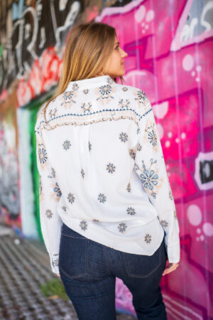 borduur-allover-blouse-ecru-zand-navy-blauw-lange-mouw-blouse-kraagje-bloemen-muts-fashion-groningen