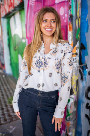 borduur-blouse-ecru-zand-navy-blauw-lange-mouw-blouse-kraagje-bloemen-muts-boetiek-fashion-groningen