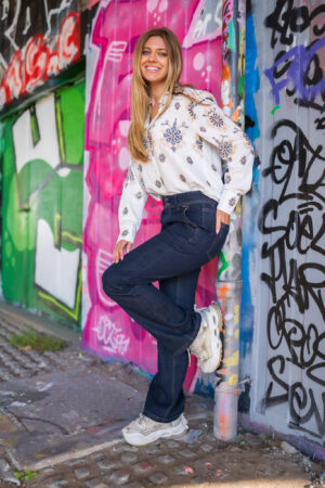 borduur-blouse-ecru-zand-navy-blauw-lange-mouw-blouse-kraagje-bloemen-muts-fashion-boetiek-groningen