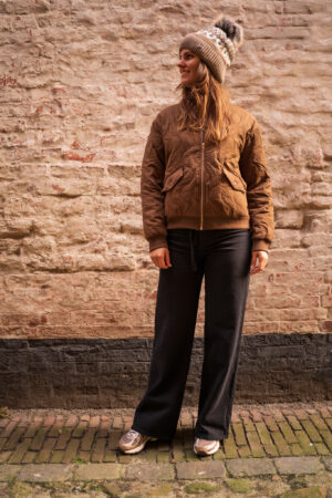 bomber-jasje-camel-bruin-rits-2-zakjes-doorgestikt-dessin-bomber-jack-jasje-muts-fashion-groningen