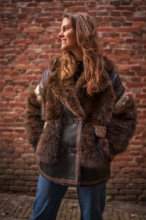 fake-fur-jas-jack-met-kunst-leren-details-borduur-gek-jack-revers-kraag-winterjas-bruin-fur-zwart-pu-muts-fashion-boetiek-groningen