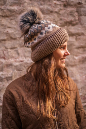 muts-noors-dessin-bruin-creme-zand-aardetinten-muts-hat-pompoen-fleece-voering-noors-dessin-muts-fashion-groningen
