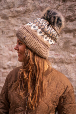 mutsdessin-bruin-creme-zand-aardetinten-muts-hat-pompoen-fleece-voering-noors-dessin-muts-fashion-groningen