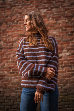 trui-wijd-gestreept-bruin-lichtblauw-turtle-col-pullover-strepen-wijd-model-gebreid-muts-fashion-groningen