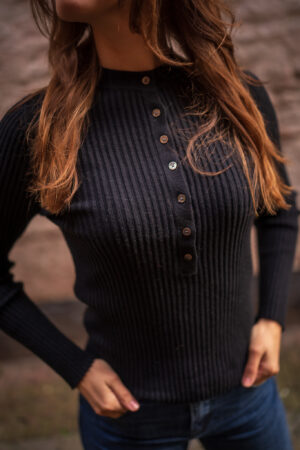 truitje-rib-zwart-knoopjes-hals-strak-black-fijn-brei-truitje-pullover-muts-fashion-groningen