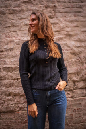 truitje-rib-zwart-knoopjes-hals-strak-black-fijnbrei-truitje-pull-over-muts-fashion-groningen