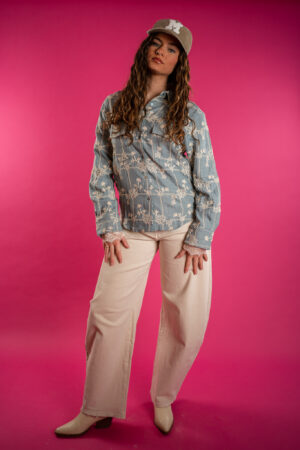 denim-blouse-blauw-lange-mouwen-kraagje-allover-borduur-ecru-ruit-bloemen-lange-mouw-blouse-kraagje-muts-fashion-groningen