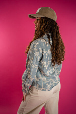 denim-blouse-lange-mouwen-kraagje-allover-borduur-ecru-ruit-bloemen-lange-mouw-blouse-kraagje-muts-fashion-groningen.
