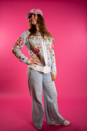 denim-jasje-rood-groen-bloem-borduur-kwastjes-print-vrolijk-jeans-jasje-veel-borduur-rood-groen-muts-fashion-groningen