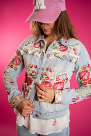 denimjack-spijkerjasje-rood-groen-bloem-borduur-kwastjes-print-vrolijk-jeans-spijkerjack-jasje-veel-borduur-rood-groen-muts-fashion-groningen