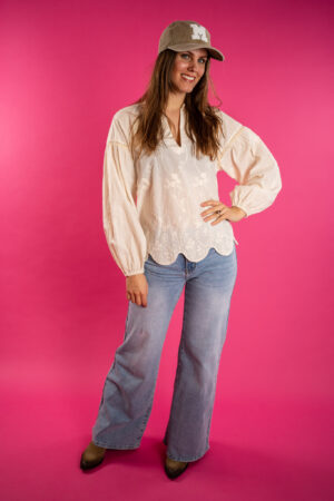 ecru-shirt-zand-blouse-borduur-schulp-randje-pofmouwen-wijde-blouse-shirt-v-hals-muts-fashion-groningen