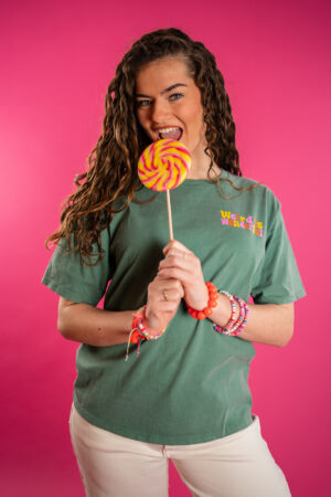 groen-t-shirt-weird-is-wonderful-kleurrijke-print-rug-shirt-groen-korte-mouwen-muts-fashion-boetiek-groningen