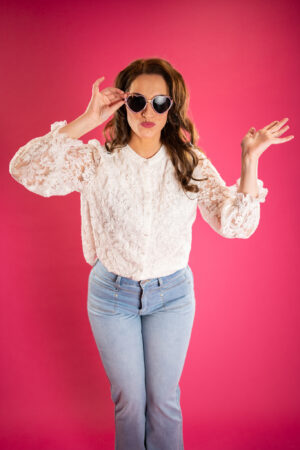 kanten-witte-blouse-ronde-hals-doorknoop-knoopjes-kanten-blouse-roezel-mouw-muts-fashion-groningen