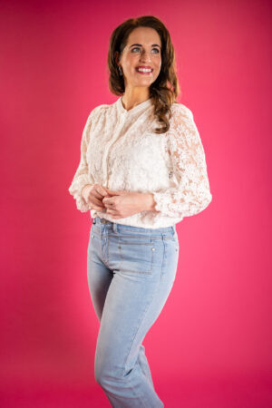 kanten-witte-blouse-ronde-hals-knoopjes-kanten-blouse-roezel-mouw-muts-fashion-groningen