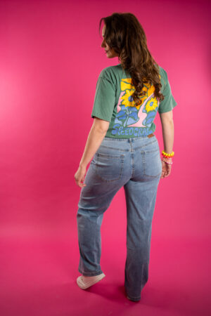 print-t-shirt-groen-met-speedcrawl-print-bloemen-zon-print-geel-muts-fashion-groningen