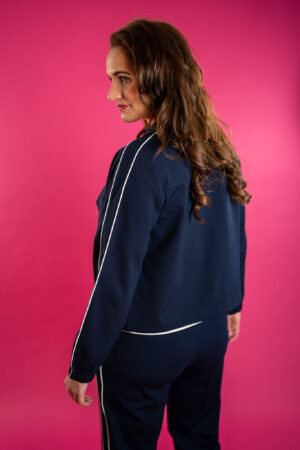 red-button-jeans-juno-jacket-piping-dark-blue-jacket-jasje-met-strepen-mouw-knopen-toutje-in-taille-bomber-muts-fashion-groningen