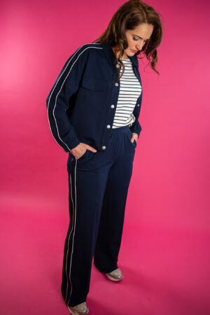 redbutton-juno-jacket-piping-dark-blue-jacket-jasje-met-strepen-mouw-knopen-toutje-in-taille-bomber-muts-fashion-groningen