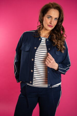 redbutton-juno-jacket-piping-dark-blue-jacket-jasje-met-strepen-mouw-knopen-toutje-in-taille-bomber-muts-fashion-groningen