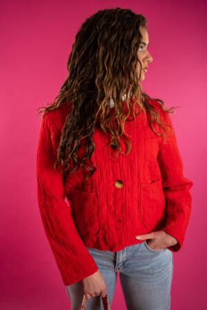 rood-doorgestikt-jasje-jack-knoopsluiting-ronde-hals-muts-fashion-groningen