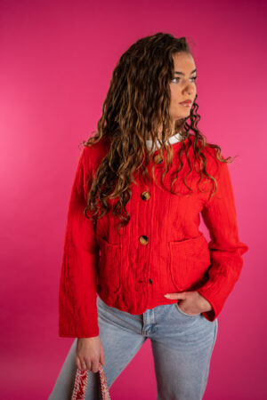 rood-doorgestikt-jasje-knoop-sluiting-ronde-hals-zakjes-muts-fashion-groningen
