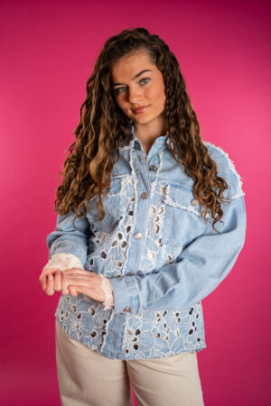 spijker-denim-blouse-broderie-bloemen-kraagje-rafels-blauwe-blouse-zakken-borst-muts-fashion-groningen