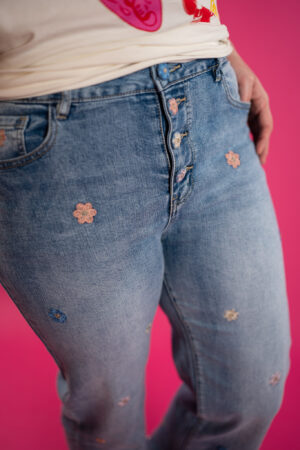 zac-and-zoe-jeans-bloem-borduur-allover-rose-bleu-bloemknopen-stretch-jeans-wijd-knopen-muts-fashion-groningen