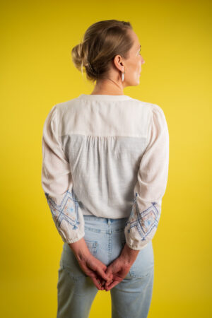 blouse-and-embroidery-multi-blue-red-button-wit-blauw-borduur-mouwen-muts-fashion-groningen
