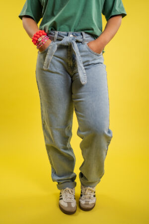 caitlin-bleach-redbutton-jeans-light-stone-denim-ceintuur-denim-momfit-muts-fashion-boetiek-groningen