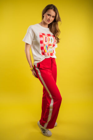 claudette-red-button-palazzo-sidetape-rode-sportieve-broek-streep-koordje-taille-red-button-broek-rood-boetiek-muts-fashion-groningen